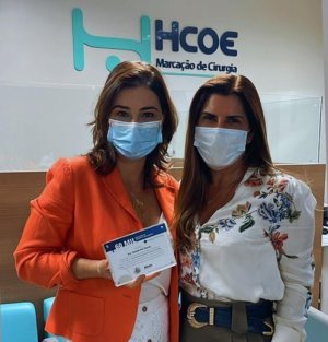 Diretora técnica recebe certificado da Alcon por compor grupo de médicos que realizou 60 mil implantes PanOptix